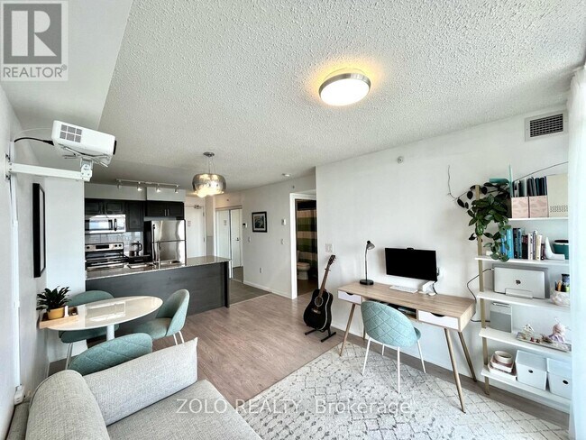 Photo du bâtiment - 800-800 Lawrence Ave W