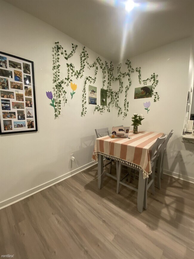 Building Photo - 3 br, 3 bath Townhome - 1211 North Evansto...