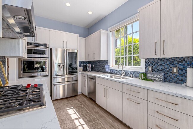 Foto del edificio - 546 N Indian Canyon Dr