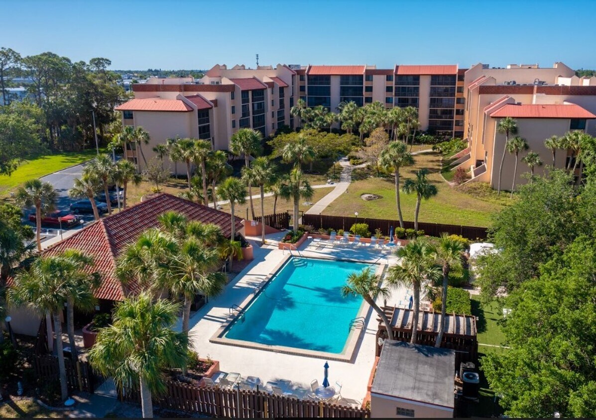 Primary Photo - Beautifully Furnished Annual 2BR/2BA Condo...