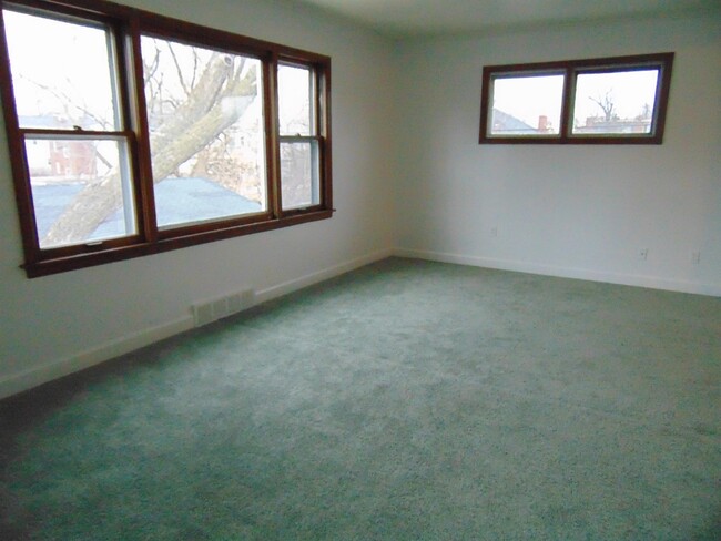 Building Photo - 435 S Van Buren St
