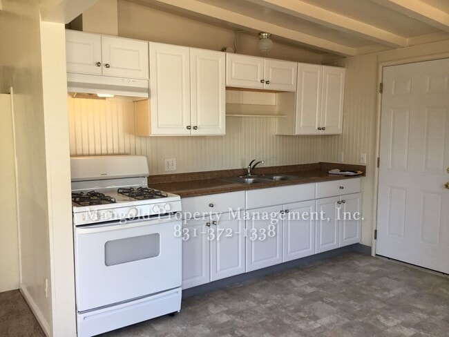 Foto del edificio - Two Bedroom One Bath House with Garage and Back Yard in Seaside