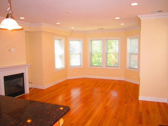 Building Photo - 6341 N Oakley Ave