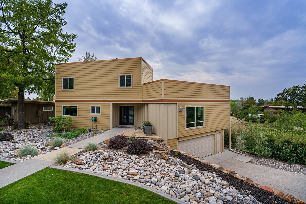 Foto principal - Large 4 bedroom home with Garage - ALL UTI...