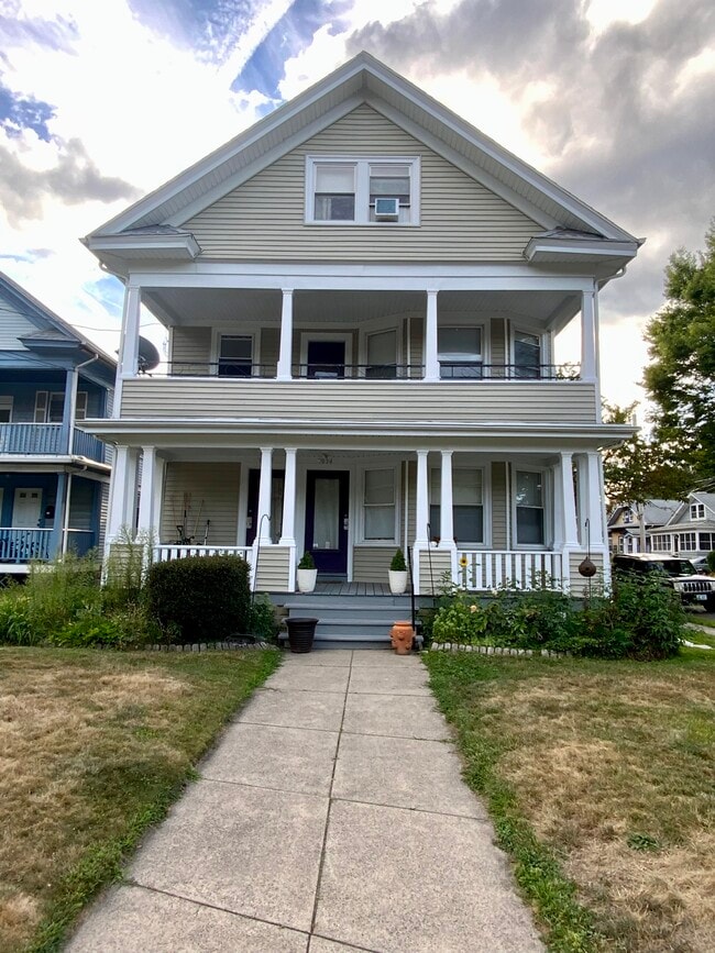 Building Photo - 1032 Hope St