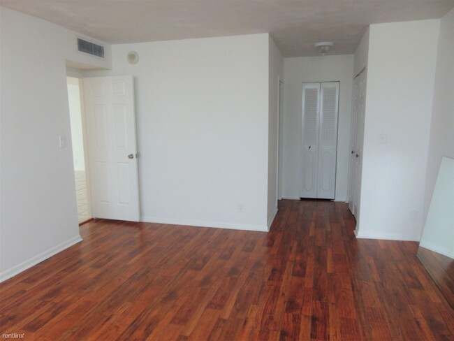 Building Photo - 2 br, 2 bath Condo - Lake Point Condo