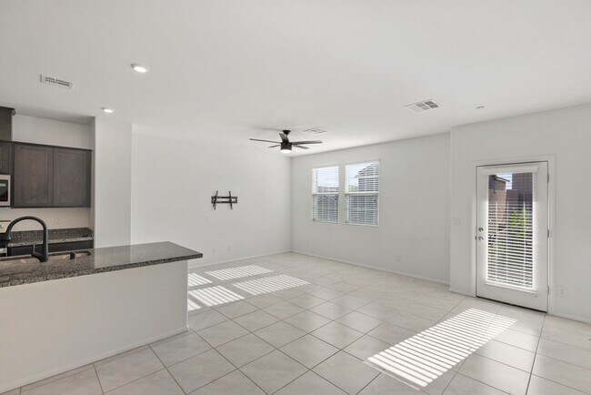 Foto del edificio - LIKE NEW 3 BEDROOM TOWNHOME