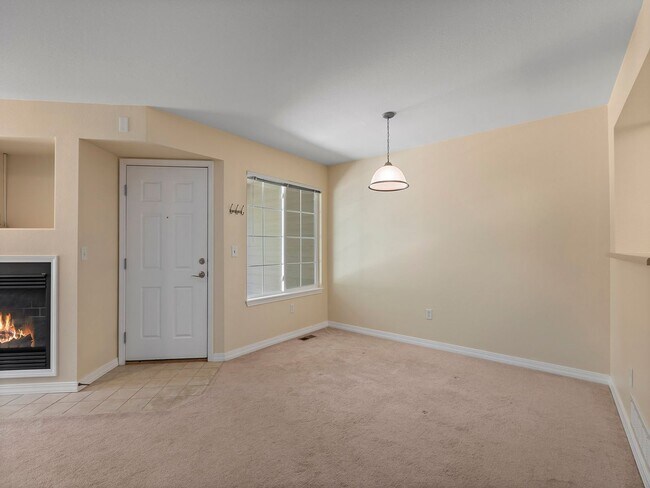 Building Photo - Beautiful 2 Bed 2.5 Bath Townhouse in SE F...