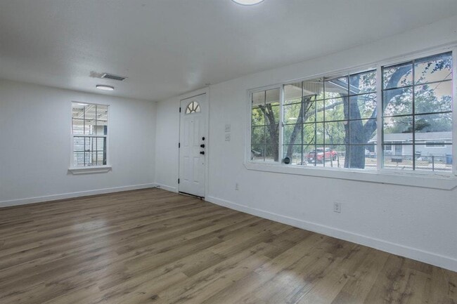 Foto del edificio - 5807 Mayo Dr