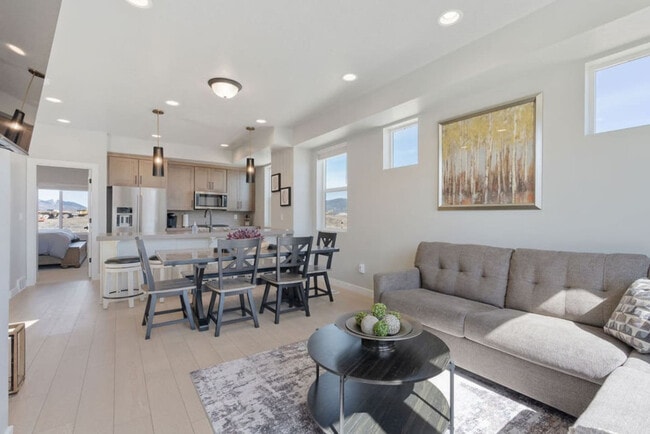Building Photo - 6831 Silver Creek Dr