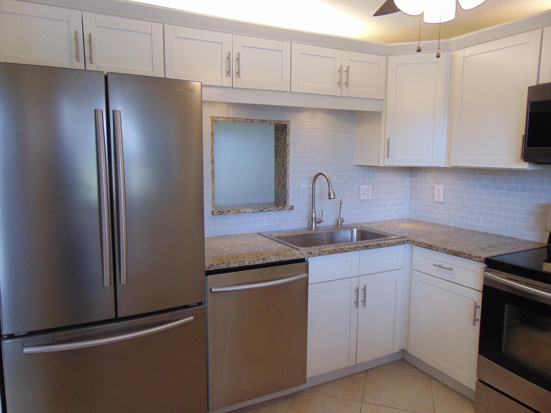 Primary Photo - 3755 Via Poinciana