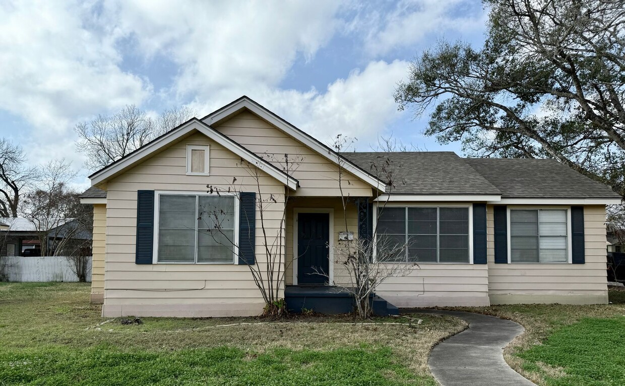 Primary Photo - Spacious home with nice outdoor room to re...