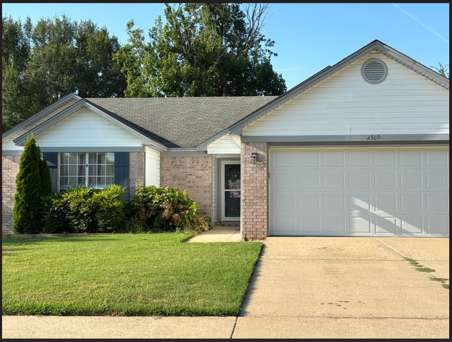 Building Photo - 2309 Greenleaf Dr