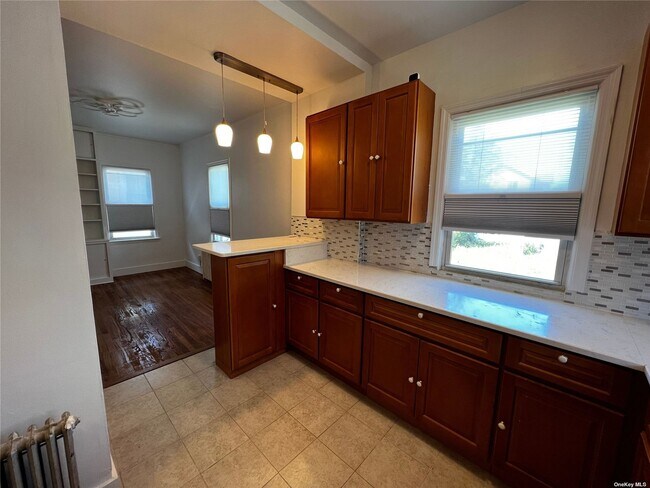 Building Photo - 14-63-63 Egmont Pl