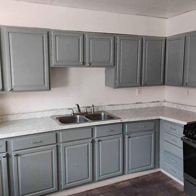 Building Photo - 305 3rd St