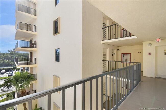 Building Photo - 10044 S Ocean Dr