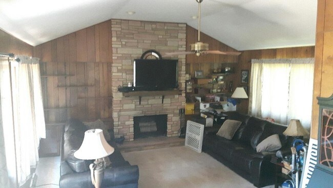 Sala de estar - 1949 Lake Rd