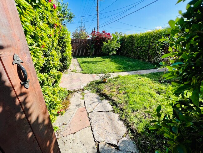 Foto del edificio - 5251 Auckland Ave