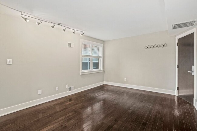 Building Photo - Captivating 2 Bedroom Unit in Capitol Hill...