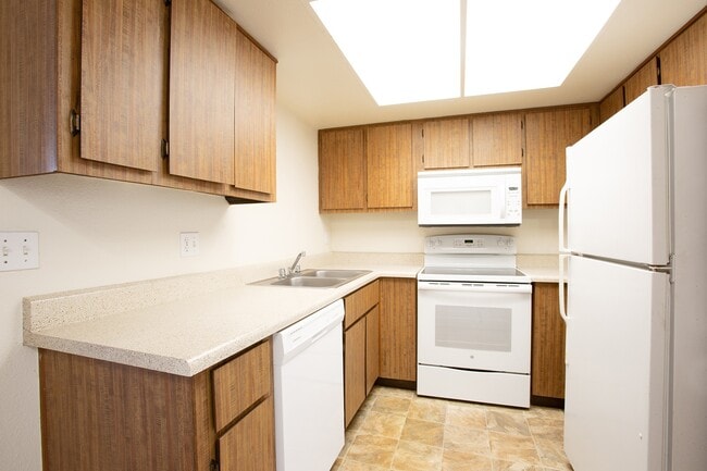 Building Photo - Townhomes on the Park Apartment Homes
