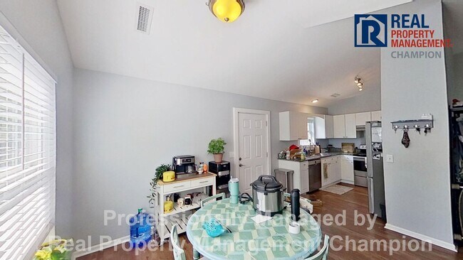 Foto del edificio - Immaculate 3 BD/2 BA Home w/Vaulted Ceilings, LVP Flooring and Fenced Yard