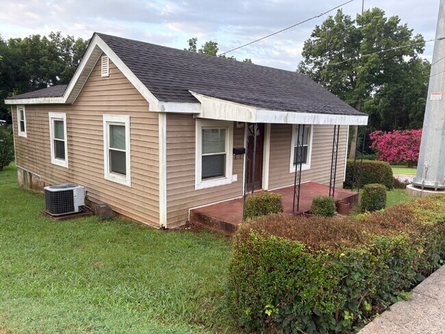 Foto del edificio - Recently Updated 2 bedroom / 1 bathroom ho...