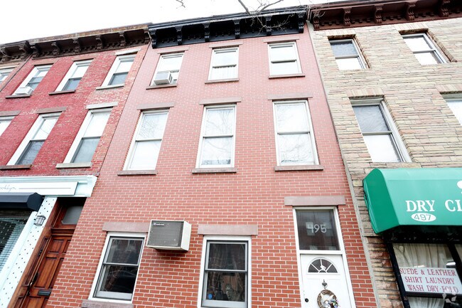 Foto del edificio - 495 Court St