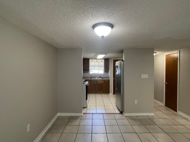 Building Photo - 1805 Whispering Oaks Ln