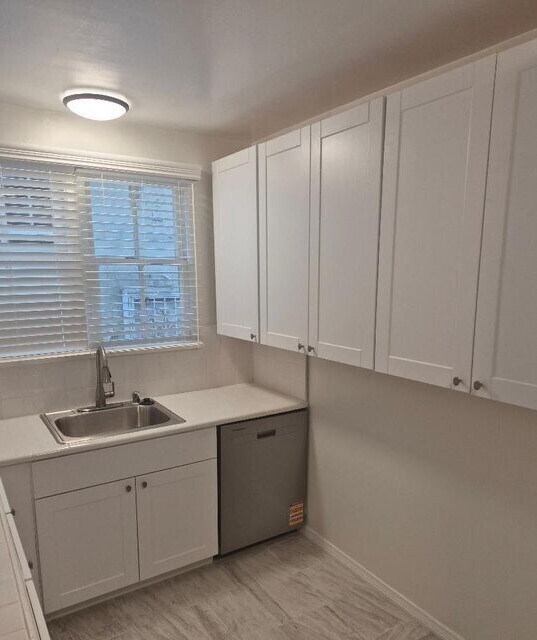 Building Photo - 8561 Holloway Dr