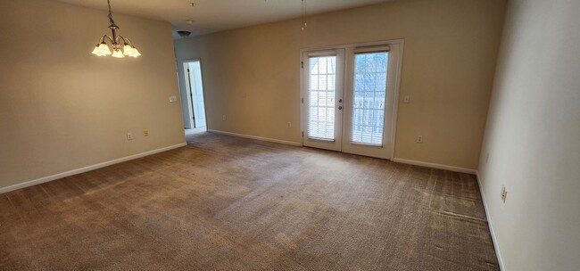 Building Photo - Great condo near Hanes Mall area, Clemmons and I40