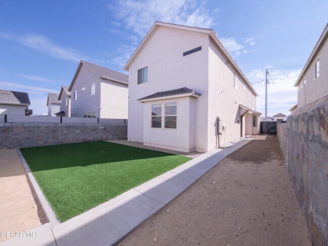 Foto del edificio - 14655 Pebble Hills Blvd