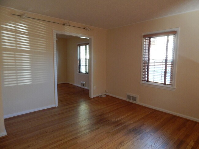 Foto del edificio - NICELY UPDATED DUPLEX NEAR METRO