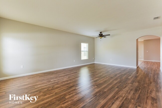 Building Photo - 593 Hollow Glen Dr