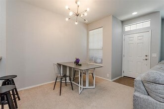 Building Photo - 2747 Hyde Park Dr