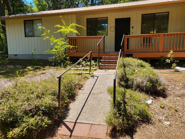 Foto del edificio - 2 bedroom 2 bath House for Rent in Cave Junction