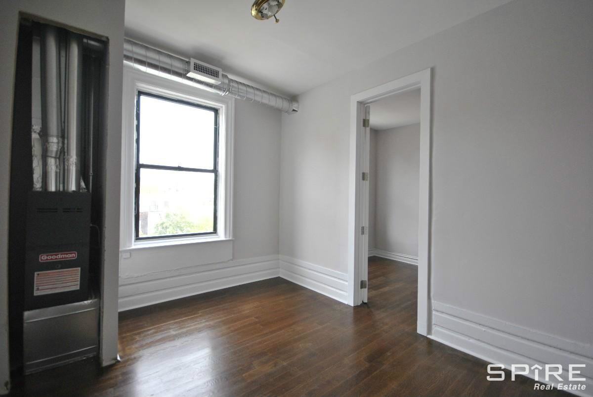 Foto del edificio - 696 Willoughby Ave