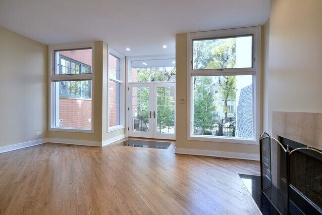 Building Photo - Gorgeous Single-Family Home in Prime Linco...