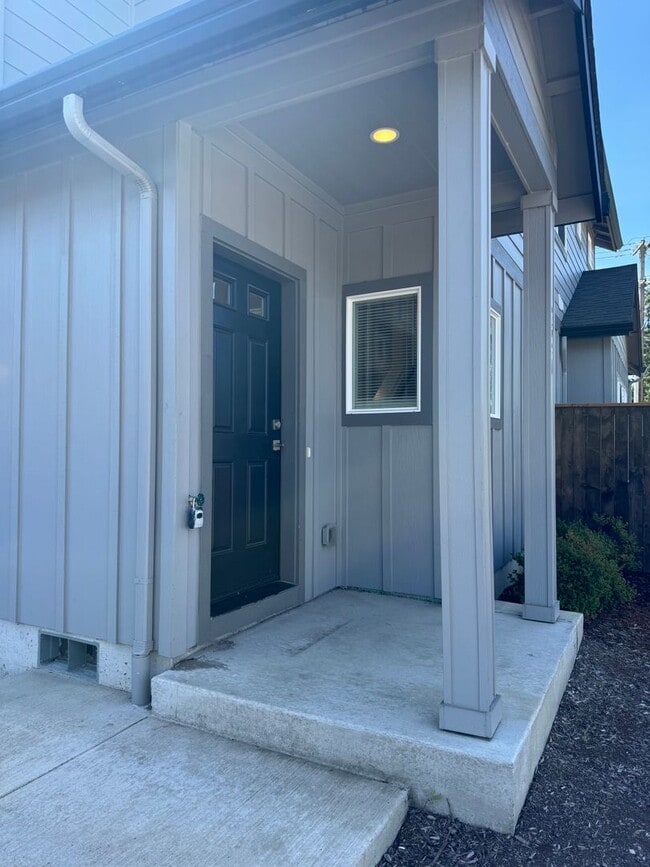 Photo - Newer 3 bedroom, 2.5 bath duplex in desirable neighborhood! House