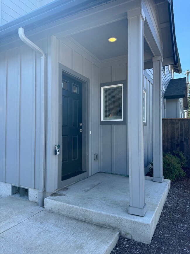 Foto del edificio - Newer 3 bedroom, 2.5 bath duplex in desirable neighborhood!