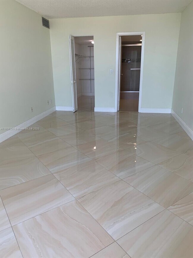 Foto del edificio - 13499 Biscayne Blvd