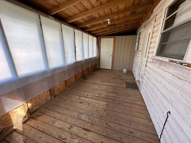 Building Photo - Newly Updated property