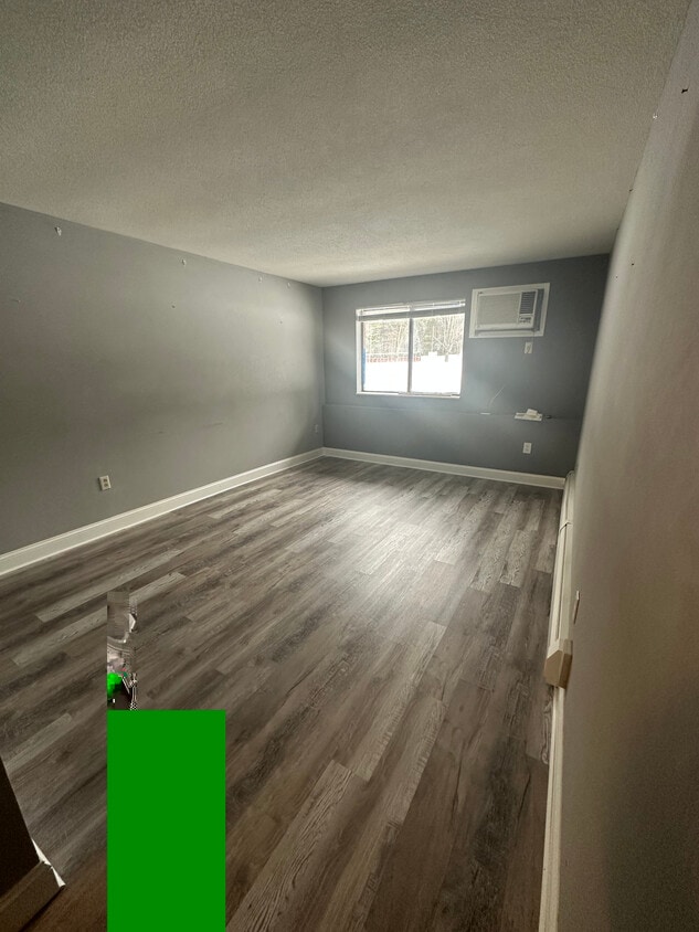 Building Photo - 1425 Bodwell Rd