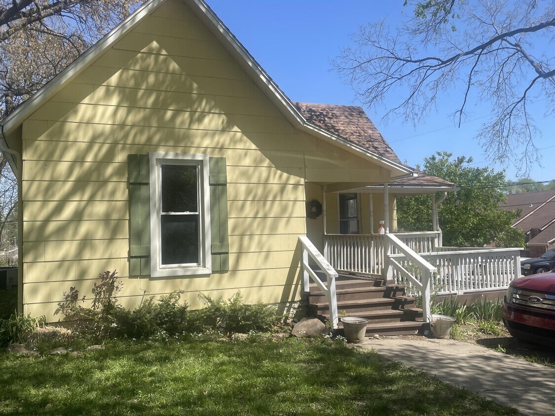 513 E 2nd St Tonganoxie KS 66086 House Rental In Tonganoxie KS   513 E 2nd St Tonganoxie Ks Primary Photo 