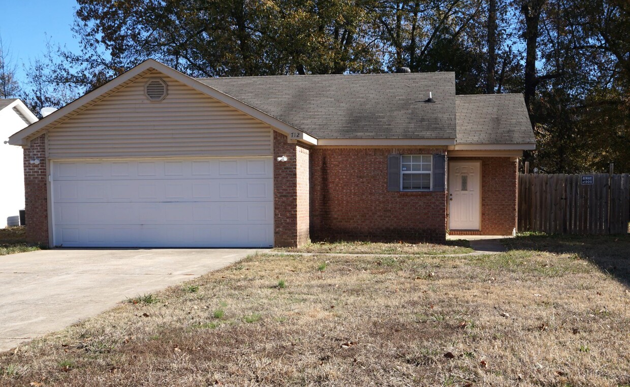 Primary Photo - 3 Bedroom, 2 bath w/ fenced in backyard