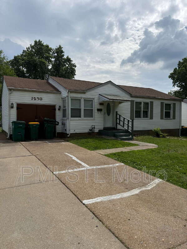Building Photo - 1230 Roxton Dr