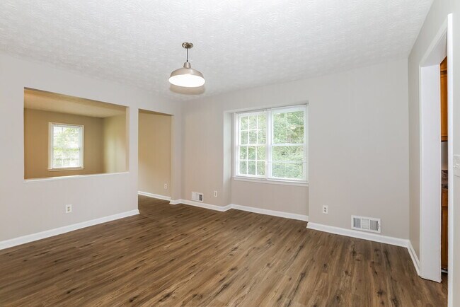 Building Photo - 2619 Majestic Cir