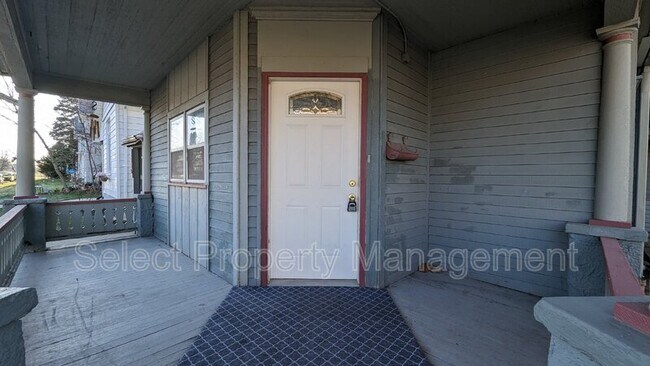 Building Photo - 825 Cottage Ave