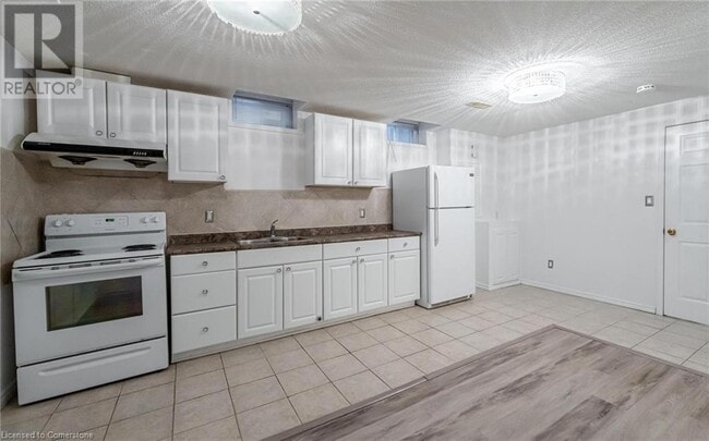 Building Photo - 30 Richview Dr