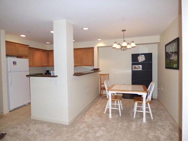 Foto del edificio - 611 Highland Dr