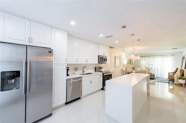 Building Photo - 8580 Bella Vista Dr